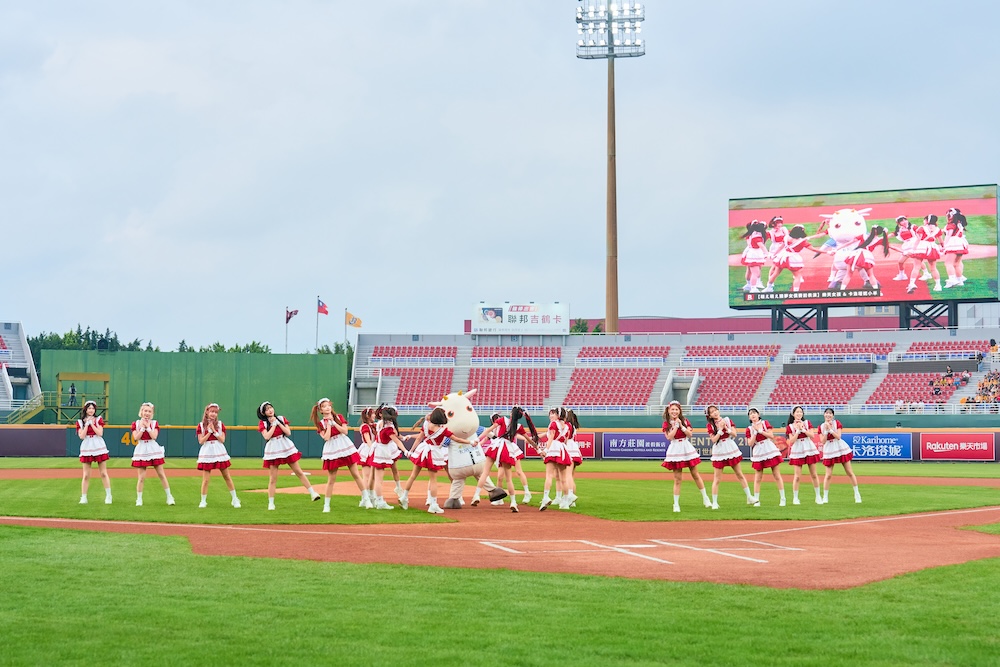 球場變身大型共鳴現場，「媽媽ㄚ」旋律引爆全場互動，卡洛塔妮把品牌記憶轉化為現場有感的情緒連結。